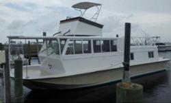 (LOCATION: Wanchese NC) The 47 Aquahome by Chris-Craft is a houseboat designed for weekend getaways with room to live aboard. She comes with tons of deck space and a spacious two stateroom interior. There&rsquo;s space for everyone and everything.
On deck