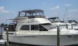 The Catalina has one of the better floorplans to be found in a double-cabin design. Her salon is large and comfortable with a large couch port-side and starboard-side barrel chair and an entertainment center separating the salon from the galley. She has a