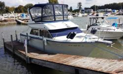 Though the name is less well known today, Tollycraft built one fine boat. They are strong, good construction and make use of quality materials, especially the solid hard wood teaks found throughout. This 30 Sport Cruiser is no exception. Exceptionally
