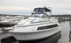 The 32 Mariner is famous for a spacious single-level step down interior.&nbsp; Comfort, all the conveniences and wide beam make the Mariner enjoyable to live aboard for longer boating excursions or just escape to your weekend condo.&nbsp; A wet bar and