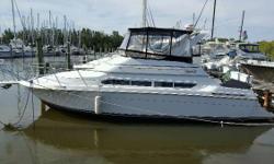 (LOCATION: Merritt Island FL) This 38' Carver 38 Santego is one of the more spacious boats in her class. She features a large flybridge, open cockpit, large salon, and forward stateroom to insure room, comfort, and convenience.
On deck we start at the top
