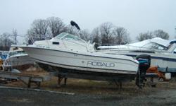 2001 Robalo 2440 Walkaround The Robalo 2440 Walkaround has ample room for anglers heading for the canyons or for the family cruising the inland waterways. Loaded with standard features, and easily customized to the exact needs of an owner, the 2440
