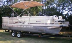 2001 VOYAGER Super Cruise 25, LOADED AND LAKE READY!! 90hp Mercury, matching trailer, bimini top, perko dual battery selector, changing room, porta potti, sink, TONS of storage, fold out couch, and much more!!
2001 VOYAGER Super Cruise 25, LOADED AND LAKE