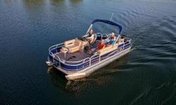 The FISHIN' BARGEÂ® 20 DLX is your on-the-water fishing headquarters!
Roomy, stable and ready to carry up to ten crew members, this pontoon boat comes outfitted with two aerated livewells, three plush fishing chairs, rod holders, drink holders, lounge