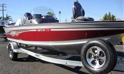 WOW! GREAT BOAT The Competitor series redefines efficient, packing the same features and advantages of larger rigs into a swift and agile vessel. A professional favorite that executes, the well-designed open floor plan and top-shelf performance quality