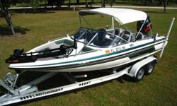 Very Nice 2003 Skeeter SL190 Fish n Ski Combination Boat, Finish is white gelcoat with Green Metalflake accents-(Metalflake has a good Gloss and a nice Rainbow Color effect in th esun), 19ft overall length, Hull surface is in Excellent Condition, Interior