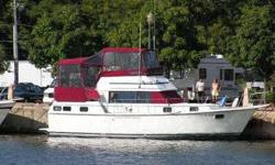 Beautiful, well kept, pristine wood interior, Carver Aft Cabin Yacht. Master bedroom with ensuite bath, livingroom, kitchen, dinette & aft cabin with 2nd bathroom.
Low miles, upper deck with canvas, vinyl & screed enclosure for enjoying the summer
