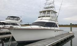 1986 Ocean Yachts 38 Super Sport Key to popularity was her handsome good looks and a potent combination of speed and open-water agility. Like all Ocean designs, she rides on a tapered, low-deadrise hull with moderate beam and cored hullsides.
This boat